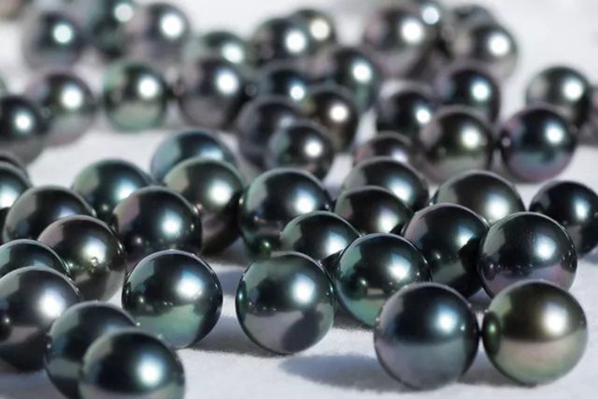 Discover the Allure of Peacock Quality Round Tahitian Pearl Necklaces