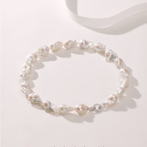 Women Baroque Pearl Necklace