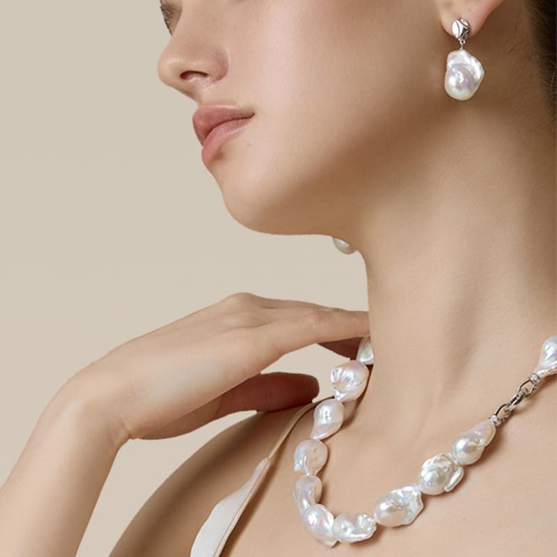 Women Baroque Pearl Necklace